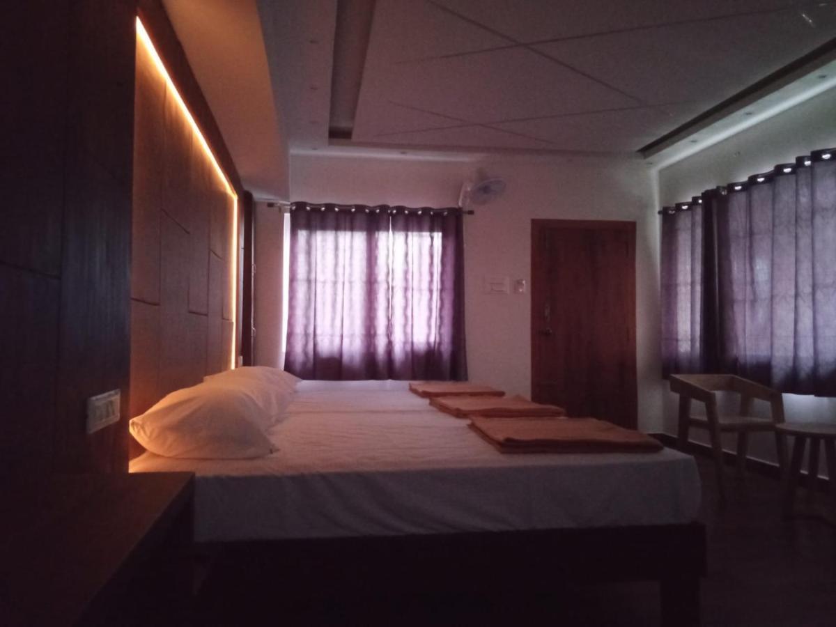 Hilltop Hotel Valparai Exterior photo